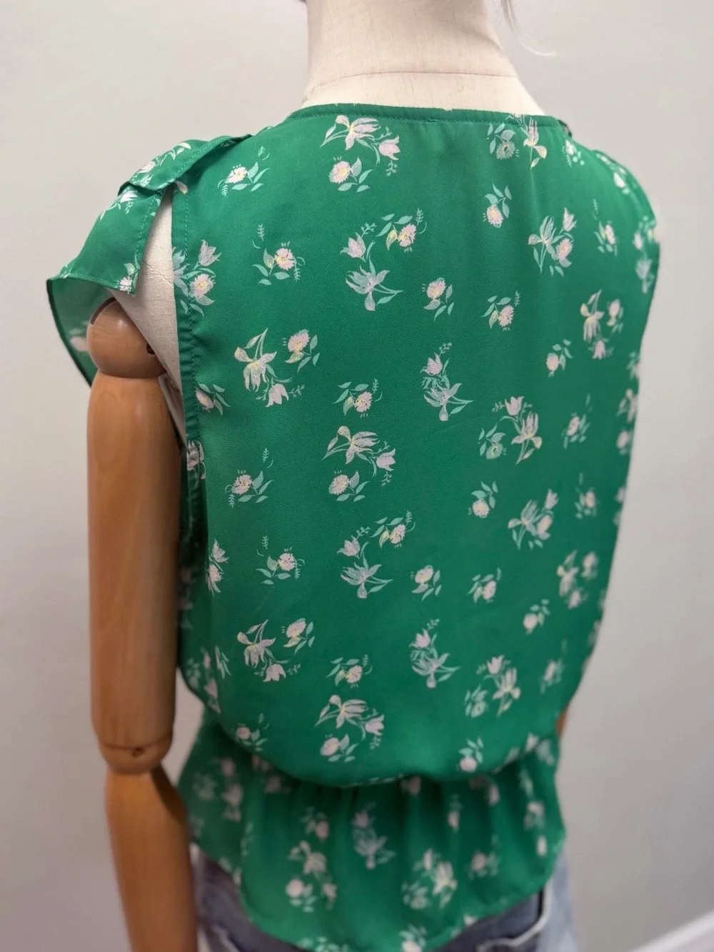 WAYF Floral Ruffle Sleeveless Blouse Green White Peplum Top Women’s Size S - Picture 7 of 12